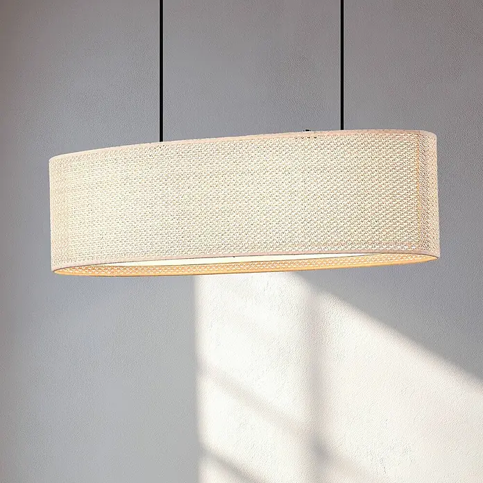 Lindby Pendelleuchte Soula - L x B x H: 78 x 22 x 20 cm, creme / amber, beige, E27 - Ovale Hängelampe mit natürlichem, geflochtenem Rattan-Schirm, an schwarzen Kabeln hängend.