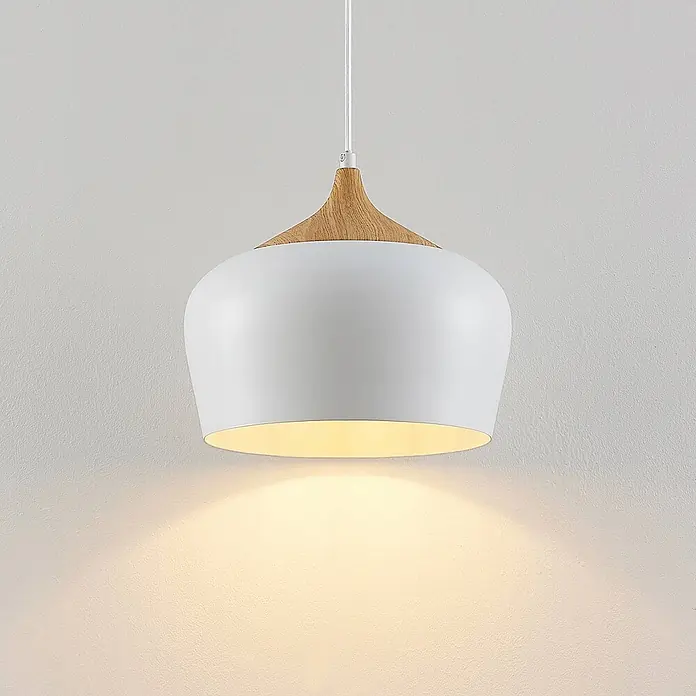 Lindby Pendelleuchte Vilsera - L x B x H: 30 x 30 x 25,5 cm, weiß / opal, weiß, Holz hell, E27 - Weiße Metall-Pendelleuchte mit hellem Holzaufsatz, an weißem Kabel hängend, mit warmem Licht.