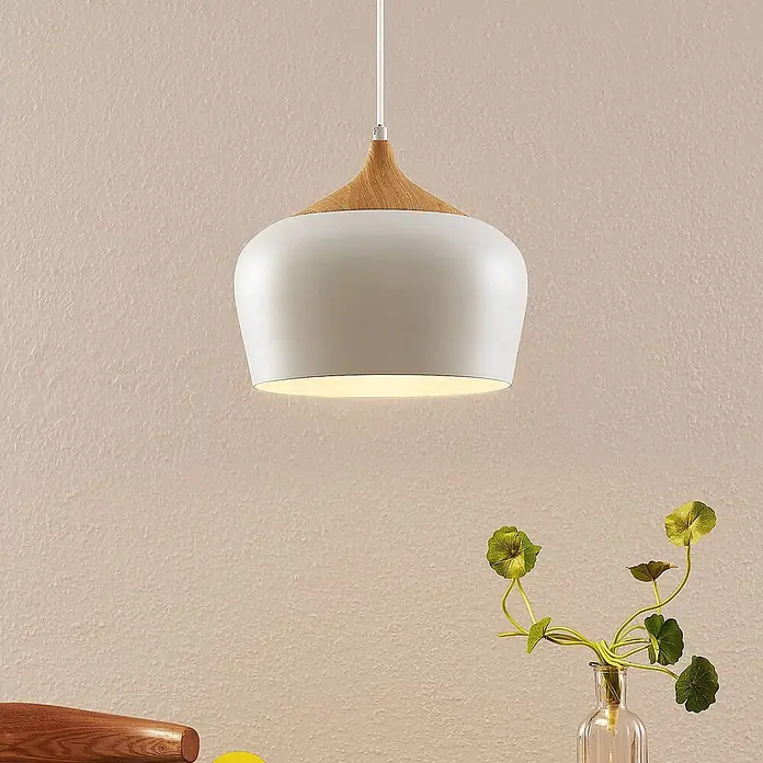 Lindby Pendelleuchte Vilsera - L x B x H: 30 x 30 x 25,5 cm, weiß / opal, weiß, Holz hell, E27 - Weiße Pendelleuchte aus Metall mit einer oberen Holzverzierung, von der Decke hängend und den Bereich darunter beleuchtend.