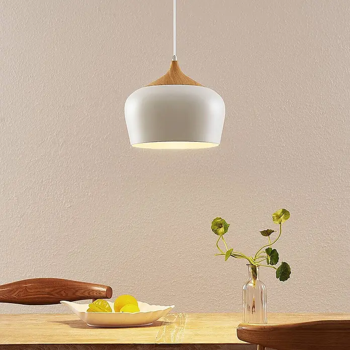 Lindby Pendelleuchte Vilsera - L x B x H: 30 x 30 x 25,5 cm, weiß / opal, weiß, Holz hell, E27 - Moderne Pendelleuchte mit weißem Metallschirm und Holzakzent, über einem Tisch hängend.