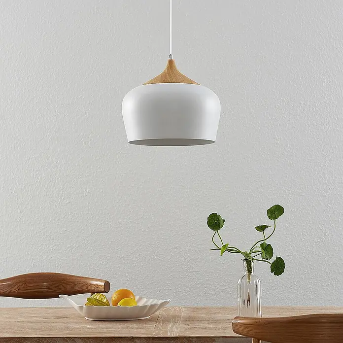 Lindby Pendelleuchte Vilsera - L x B x H: 30 x 30 x 25,5 cm, weiß / opal, weiß, Holz hell, E27 - Weiße Pendelleuchte mit Naturholzaufsatz, hängt über einem Esstisch aus Holz mit Obst und einer Pflanze.