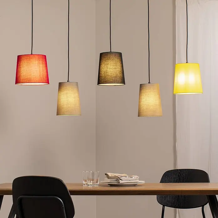 Lindby Pendelleuchte Amilia - L x B x H: 125 x 23 x 180 cm, Multicolour, Holz natur, Rot, grau, Schwarz, gelb, E27 - Fünf Pendelleuchten aus Stoff in verschiedenen Farben hängen über einem Esstisch und beleuchten ihn.