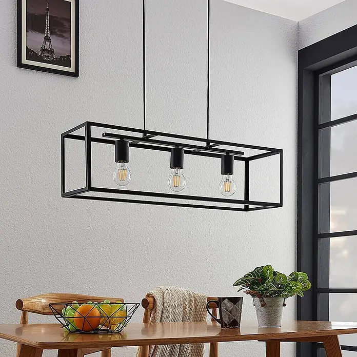 Lindby Pendelleuchte Emily - L x B x H: 72 x 20 x 20 cm, schwarz, Schwarz matt, E27 - Schwarze Metall-Rechteck-Pendelleuchte mit drei Glühbirnen über einem Holzesstisch.
