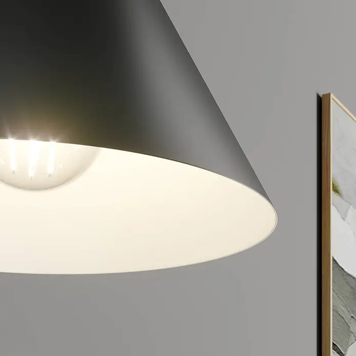 Arcchio Pendelleuchte Tadej - schwarz, Schwarz, weiß, E27 - Dunkelgraue konische Pendelleuchte mit weißer Innenseite, leuchtet nach unten mit sichtbarer Glühbirne.