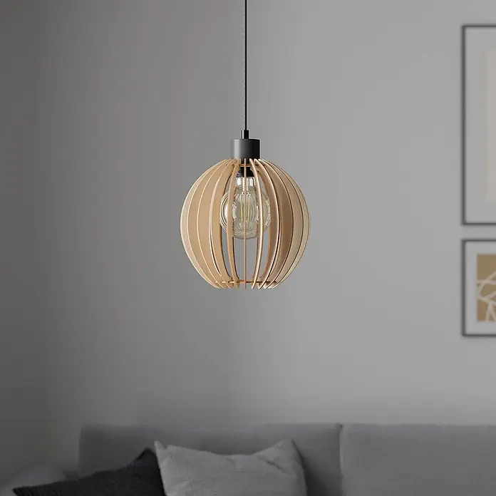 Envostar Pendelleuchte Clay - L x B x H: 23 x 23 x 150 cm, Holz hell, Schwarz, holz hell, E27 - Hängeleuchte aus Holzlamellen, kugelförmig, mit sichtbarer Glühbirne, hängt im Wohnzimmer über einem Sofa.