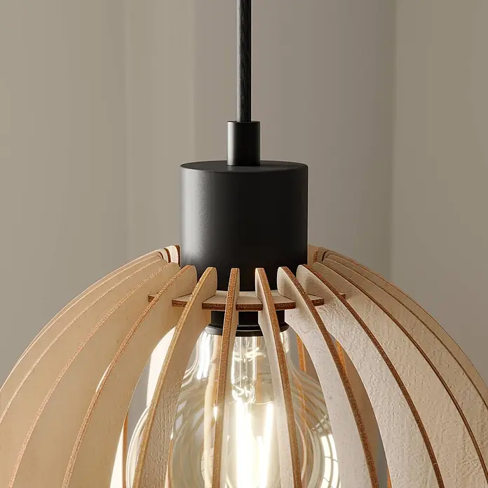 Envostar Pendelleuchte Clay - L x B x H: 23 x 23 x 150 cm, Holz hell, Schwarz, holz hell, E27 - Nahaufnahme einer Pendelleuchte mit schwarzer Fassung und offenem, hellem Holzlamellen-Schirm, der eine leuchtende Glühbirne zeigt.