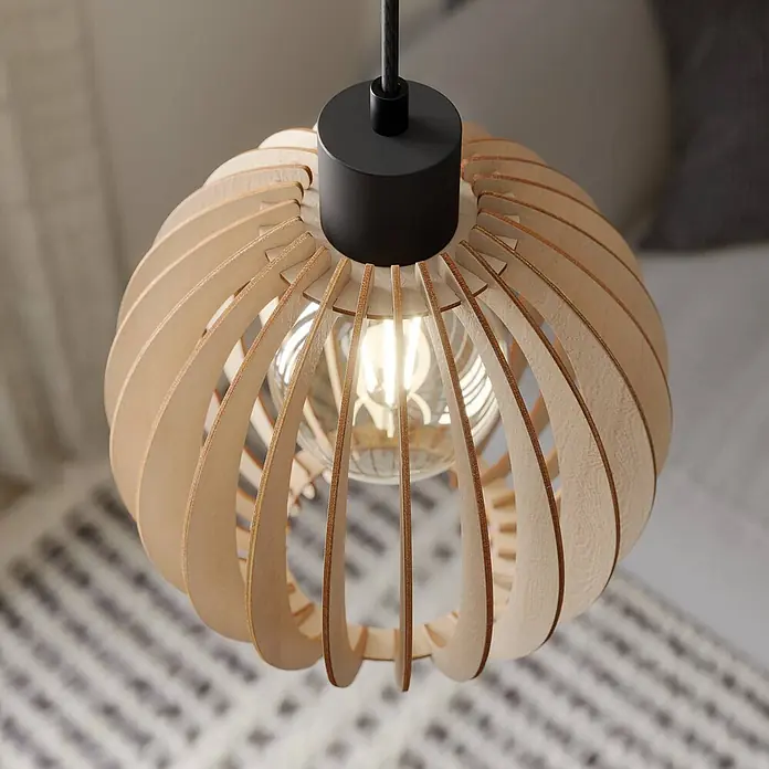 Envostar Pendelleuchte Clay - L x B x H: 23 x 23 x 150 cm, Holz hell, Schwarz, holz hell, E27 - Moderne Pendelleuchte aus Holzlamellen mit schwarzer Aufhängung und klarer Glühbirne, hängt in einem Raum.