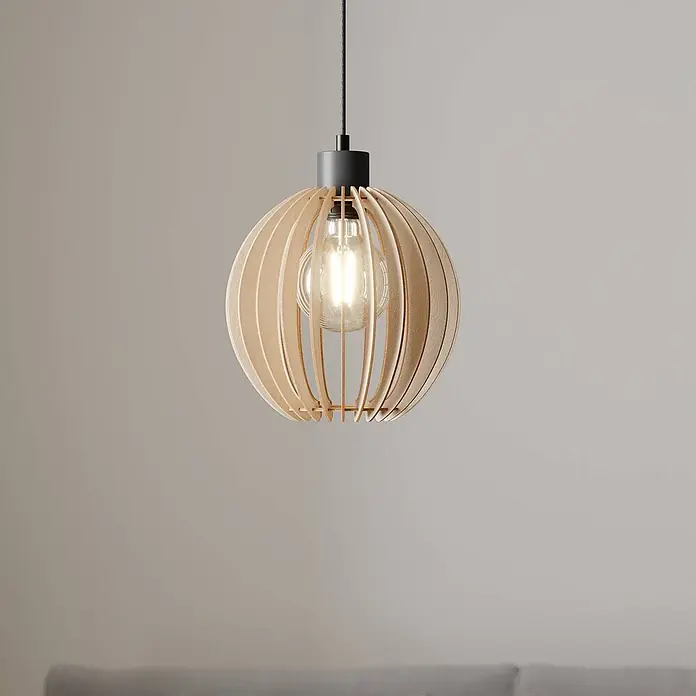 Envostar Pendelleuchte Clay - L x B x H: 23 x 23 x 150 cm, Holz hell, Schwarz, holz hell, E27 - Helle kugelförmige Hängelampe aus Holzlamellen mit schwarzer Fassung und sichtbarer Glühbirne.