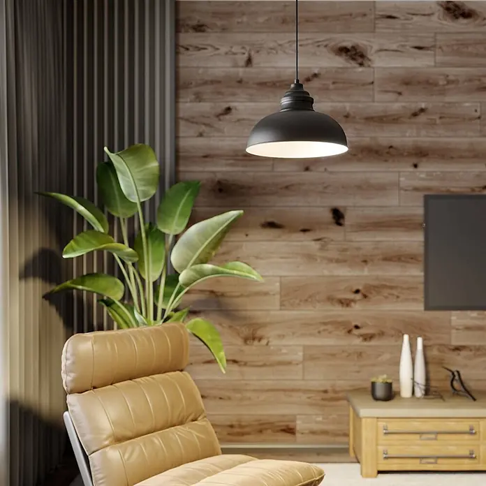 Lindby Pendelleuchte in schwarz matt, weiß, Hängelampe -  - Eine schwarze, kuppelförmige Pendelleuchte aus Metall hängt von der Decke und beleuchtet einen modernen Wohnbereich mit Holzwänden und einem braunen Ledersessel.