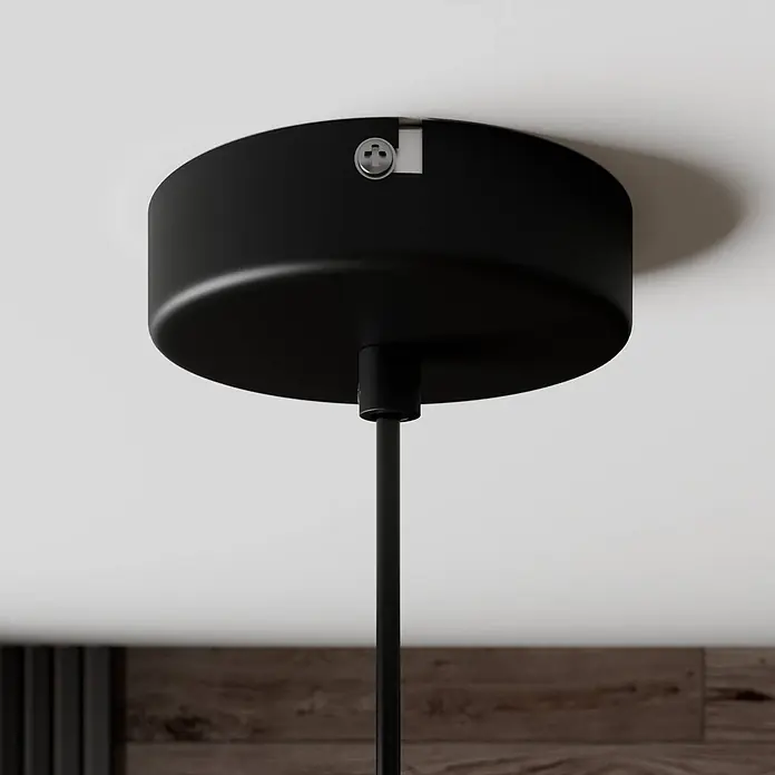 Lindby Pendelleuchte in schwarz matt, weiß, Hängelampe -  - Schwarze Deckenrosette mit sichtbarer silberner Schraube, aus der ein schwarzes Kabel ragt.
