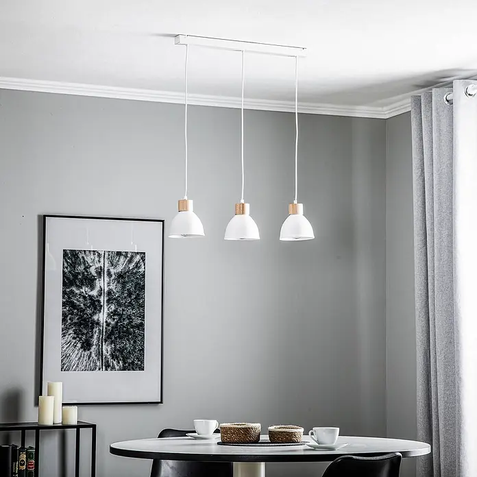Envostar Pendelleuchte Tira - L x B x H: 70 x 15 x 120 cm, weiß / opal, weiß, holz hell, E27 - Drei weiße Pendelleuchten mit Holzdetails hängen von einer weißen Deckenleiste über einem Esstisch.