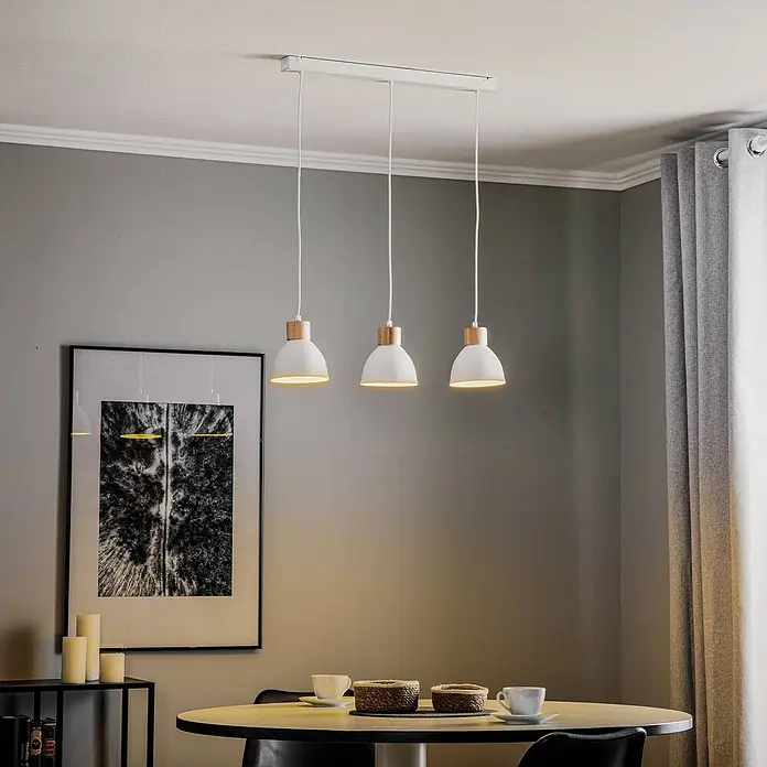 Envostar Pendelleuchte Tira - L x B x H: 70 x 15 x 120 cm, weiß / opal, weiß, holz hell, E27 - Drei weiße Pendelleuchten mit Holzdetails über einem Esstisch, warmes Licht spendend.