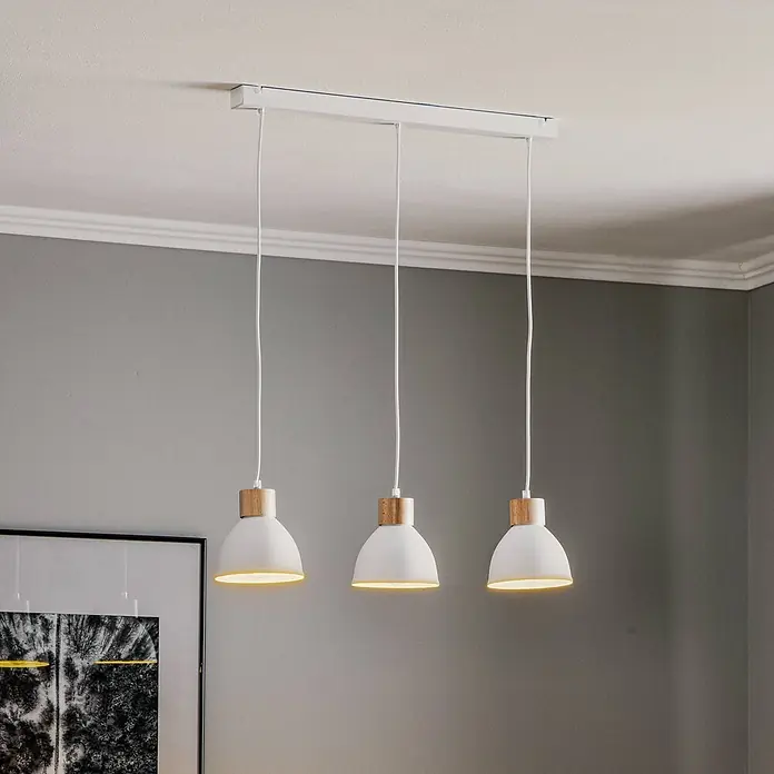 Envostar Pendelleuchte Tira - L x B x H: 70 x 15 x 120 cm, weiß / opal, weiß, holz hell, E27 - Drei weiße Pendelleuchten mit Holzdetails hängen nebeneinander und strahlen warmes Licht aus.