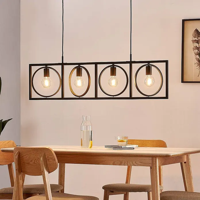 Lindby Pendelleuchte Mateja - L x B x H: 112 x 6 x 28 cm, schwarz, Schwarz, E27 - Rechteckige schwarze Metall-Pendelleuchte mit vier Glühbirnen über einem hellen Esstisch aus Holz.