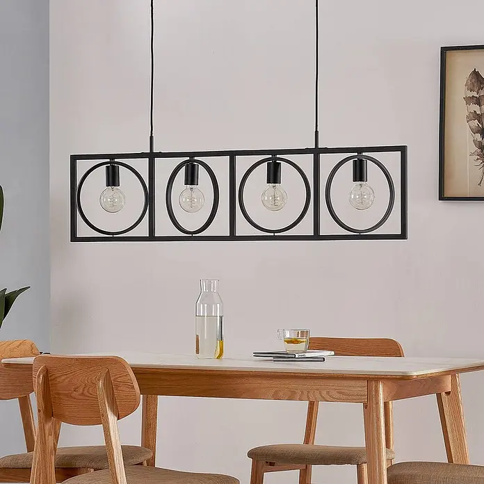 Lindby Pendelleuchte Mateja - L x B x H: 112 x 6 x 28 cm, schwarz, Schwarz, E27 - Schwarze lineare Pendelleuchte mit vier sichtbaren Glühbirnen in geometrischem Rahmen über einem Esstisch.