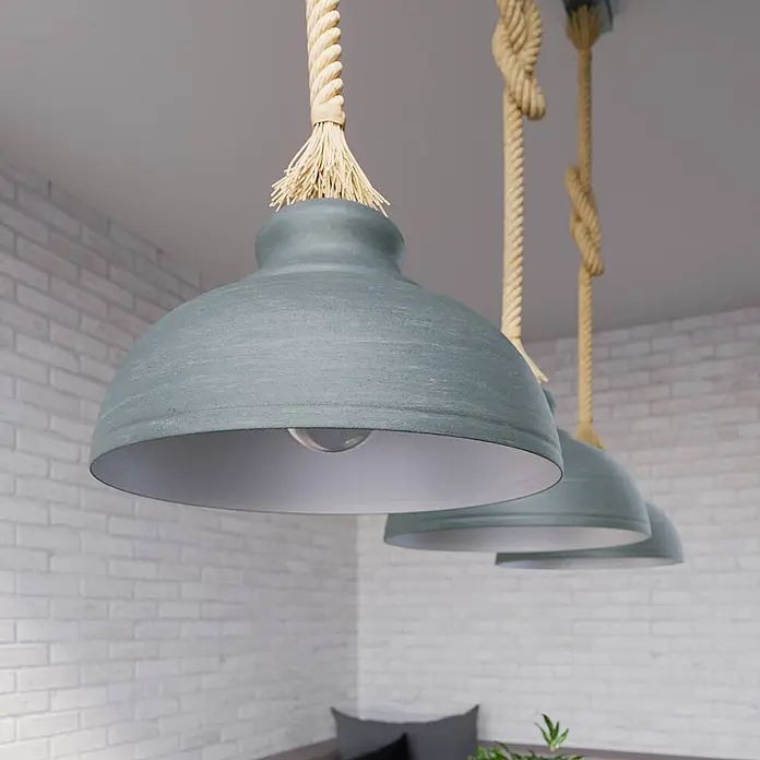 Lindby Pendelleuchte Chaby - alu / grau / zink, beton, E27 - Drei blaugraue glockenförmige Pendelleuchten mit geflochtenen Seilkabeln hängen von der Decke.