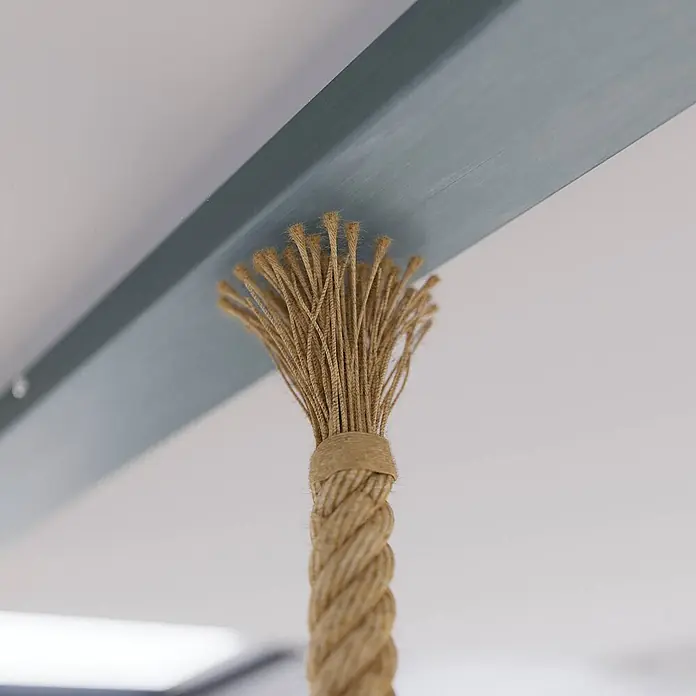 Lindby Pendelleuchte Chaby - alu / grau / zink, beton, E27 - Geflochtenes Juteseil mit ausgefranstem Ende, an einem graublauen Balken befestigt.