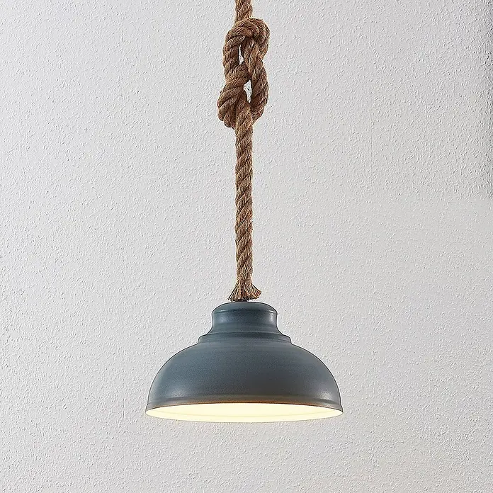 Lindby Pendelleuchte Chaby - alu / grau / zink, beton, E27 - Dunkelgraue/blaue Pendelleuchte hängt an dickem, geknotetem Tau. Die Leuchte ist an und strahlt nach unten.