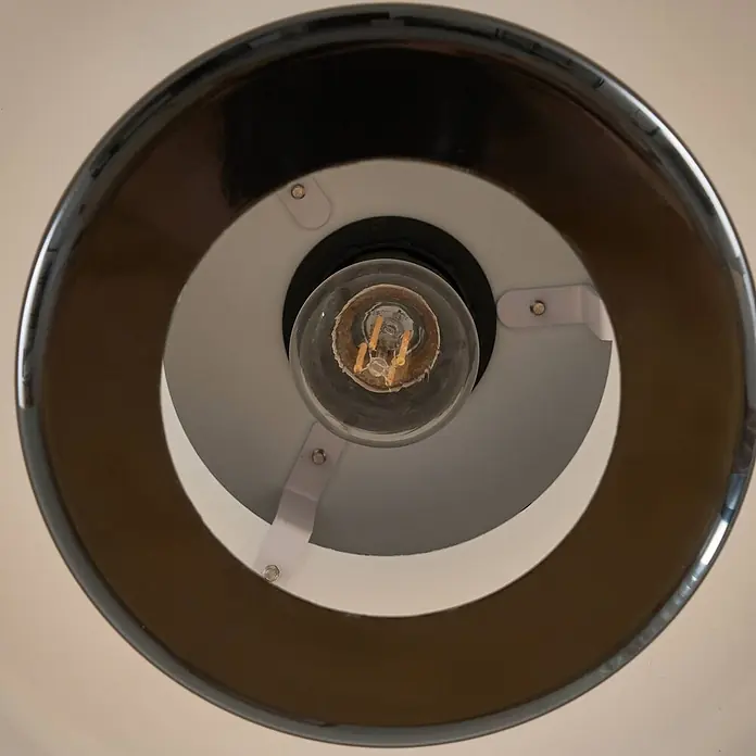 Lindby Pendelleuchte Tivra - schwarz, Schwarz, E27 - Moderne Lampenunterseite: klare LED-Birne, weißer Innenschirm, dunkelbrauner Außenring, Befestigungsdetails.