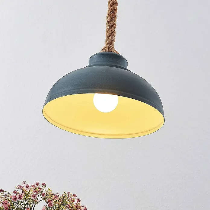 Lindby Pendelleuchte Chaby - alu / grau / zink, beton, E27 - Dunkelgraue Pendelleuchte aus Metall mit gelber Innenseite, an einem Seil hängend. Eine helle Glühbirne beleuchtet den Schirm.