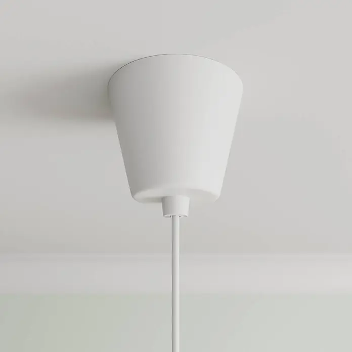 Lindby Pendelleuchte Simaria - L x B x H: 60 x 60 x 47,6 cm, weiß / opal, weiß, E27 - Weiße, konische Deckenrosette mit weißem Kabel, das aus der Mitte kommt, an der Decke montiert.