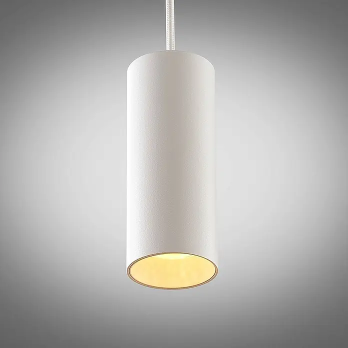 Arcchio Pendelleuchte Ejona - weiß / opal, weiß, GU10 - Eine weiße zylindrische Pendelleuchte hängt an einem geflochtenen Kabel und strahlt ein warmes gelbes Licht aus.
