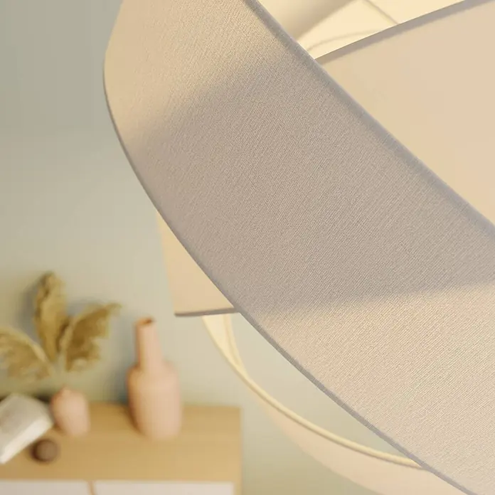 Lindby Pendelleuchte Simaria - L x B x H: 60 x 60 x 47,6 cm, weiß / opal, weiß, E27 - Nahaufnahme einer modernen, hellen Deckenleuchte aus Stoff mit geschichtetem Design, die sanftes Licht spendet.