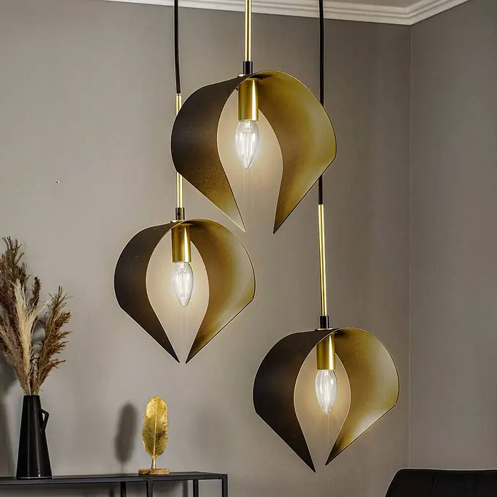 Lucande Pendelleuchte Mikolay - L x B x H: 51 x 51 x 150 cm, schwarz, sandSchwarz, E14 - Drei Hängeleuchten mit blütenblattförmigen Metallschirmen in Antikmessing und Dunkelbronze, die warmes Licht spenden.