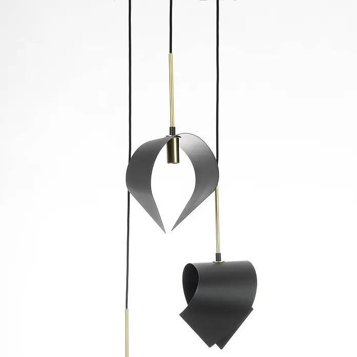Lucande Pendelleuchte Mikolay - L x B x H: 51 x 51 x 150 cm, schwarz, sandSchwarz, E14 - Zwei Pendelleuchten mit schwarzen Stoffkabeln, Messingstäben und schwarzen, geschwungenen Metallschirmen.