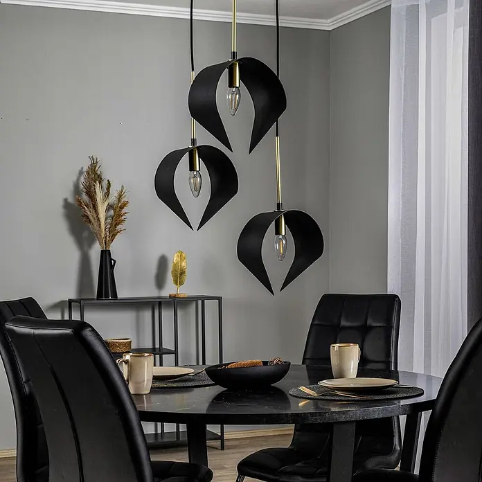 Lucande Pendelleuchte Mikolay - L x B x H: 51 x 51 x 150 cm, schwarz, sandSchwarz, E14 - Drei schwarze und goldene Pendelleuchten in Blütenform beleuchten einen modernen Essbereich.