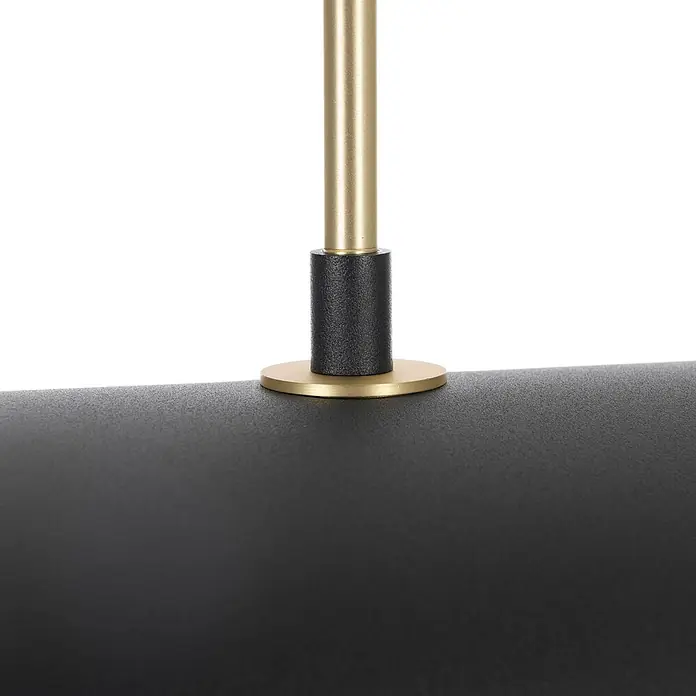 Lucande Pendelleuchte Mikolay - L x B x H: 51 x 51 x 150 cm, schwarz, sandSchwarz, E14 - Detail einer Leuchte: goldene Stange, schwarzer texturierter Kragen, goldene Scheibe, auf schwarzer texturierter Oberfläche.