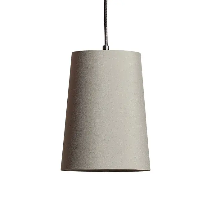 Lindby Pendelleuchte Amilia - L x B x H: 90 x 23 x 180 cm, Multicolour, Holz natur, Rot, grau, Schwarz, E27 - Hellgrauer konischer Stoff-Pendellampenschirm, an einer dunklen Schnur hängend.