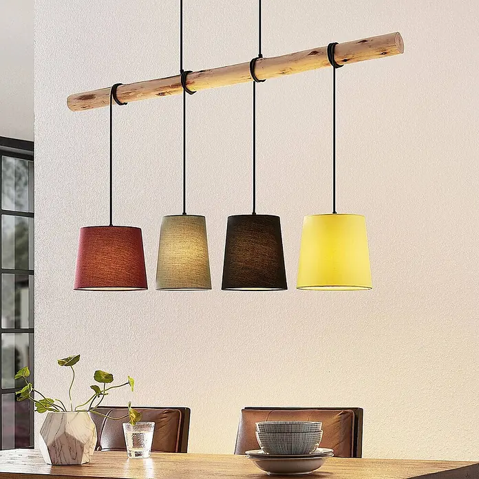 Lindby Pendelleuchte Moskau - L x B x H: 116 x 23 x 22 cm, Multicolour, Rot, grau, Schwarz, gelb, holz hell, E27 - Vierflammige Pendelleuchte mit Naturholz-Balken und farbigen Stoffschirmen (Rot, Beige, Braun, Gelb) über einem Esstisch.