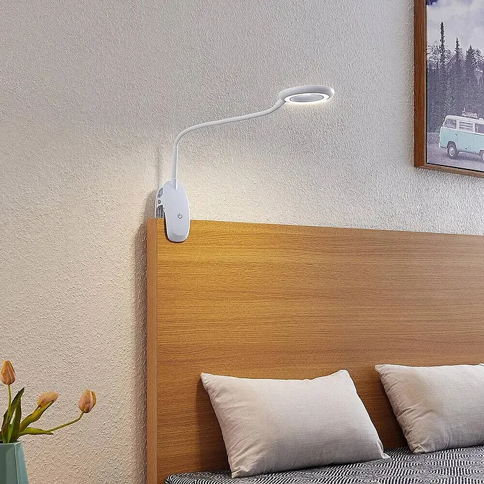 Prios Klemmleuchte Harumi - Farbe Gehäuse: weiß / opal - Weiße LED-Klemmleuchte mit flexiblem Hals und ringförmigem Lichtkopf, an Holz-Kopfteil befestigt.