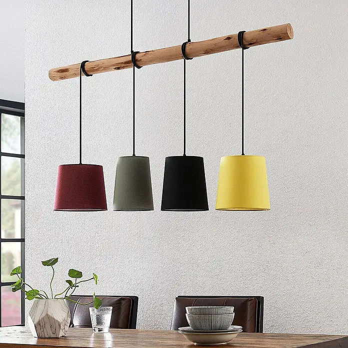 Lindby Pendelleuchte Moskau - L x B x H: 116 x 23 x 22 cm, Multicolour, Rot, grau, Schwarz, gelb, holz hell, E27 - Vier bunte Pendelleuchten (rot, olivgrün, schwarz, gelb) hängen an einem Holzbalken über einem Esstisch.
