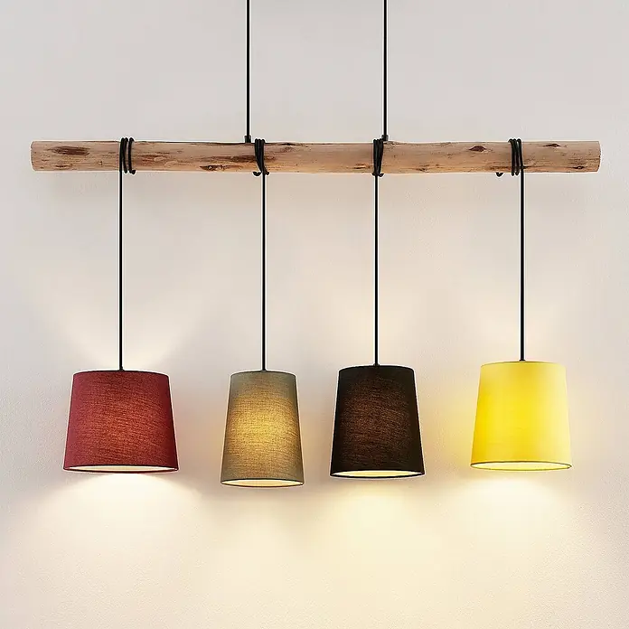 Lindby Pendelleuchte Moskau - L x B x H: 116 x 23 x 22 cm, Multicolour, Rot, grau, Schwarz, gelb, holz hell, E27 - Vier farbige Pendelleuchten (rot, oliv, schwarz, gelb) mit Stoffschirmen an einem Holzstamm.