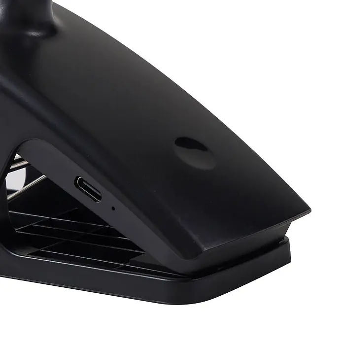 Lindby Klemmleuchte Maori - L x B x H: 12 x 7,6 x 35,7 cm, Farbe Gehäuse: schwarz - Mattschwarze Klammer mit USB-C-Anschluss und kleiner Kontrollleuchte.