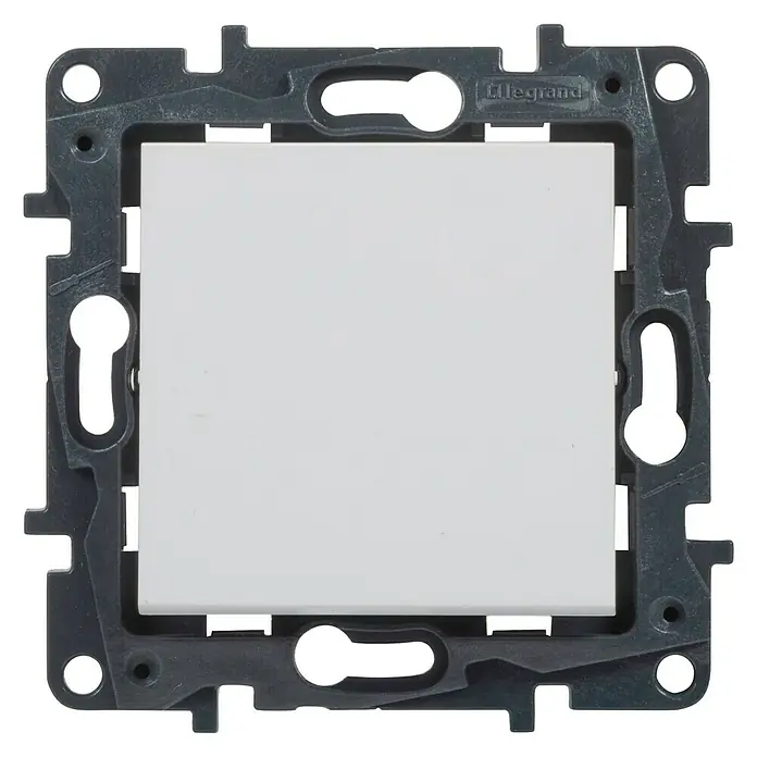 Legrand Niloé Step Cruzamiento - Blanco, Instalar, IP44 - Primer plano de un interruptor Legrand con un botón blanco cuadrado rodeado por un marco gris con orificios de montaje.