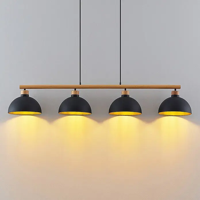 Lindby Pendelleuchte Tirzana - schwarz, Schwarz, gold, holz hell, E27 - Vierflammige Pendelleuchte mit schwarzen Kuppelschirmen, Holzstange und Akzenten, strahlt warmes Licht aus.