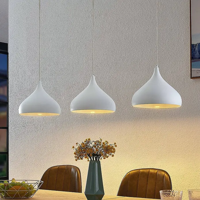 Lindby Pendelleuchte Elamira - L x B x H: 133 x 31 x 150 cm, weiß / opal, weiß matt, E27 - Drei moderne weiße Pendelleuchten beleuchten einen Esstisch mit warmem Licht.