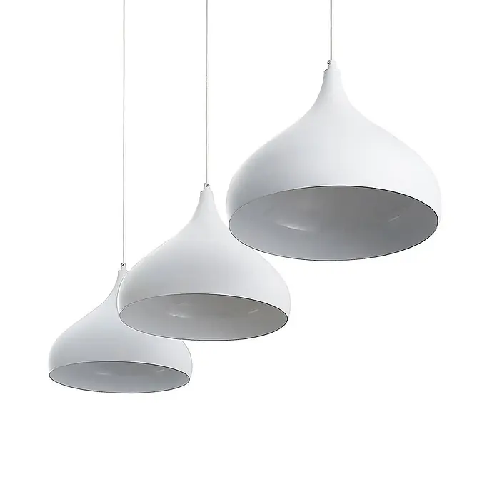 Lindby Pendelleuchte Elamira - L x B x H: 133 x 31 x 150 cm, weiß / opal, weiß matt, E27 - Drei weiße, glockenförmige Pendelleuchten mit grauer Innenseite, an Kabeln hängend.