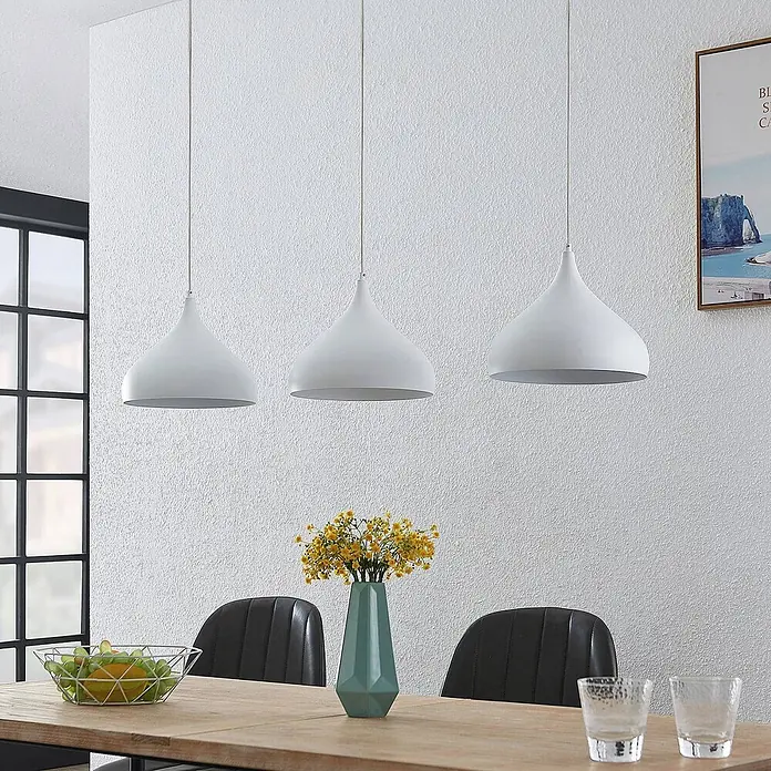 Lindby Pendelleuchte Elamira - L x B x H: 133 x 31 x 150 cm, weiß / opal, weiß matt, E27 - Drei matte weiße Pendelleuchten beleuchten einen modernen Essbereich.