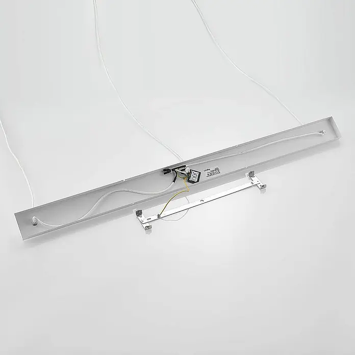 Lindby Pendelleuchte Elamira - L x B x H: 133 x 31 x 150 cm, weiß / opal, weiß matt, E27 - Innenansicht einer linearen silbergrauen LED-Leuchte mit Verkabelung, Treiber und Montagezubehör.