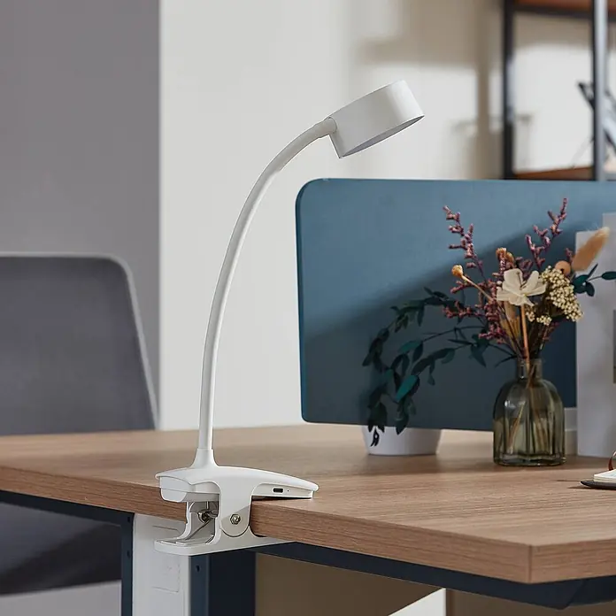Lindby Klemmleuchte Maori - Farbe Gehäuse: weiß / opal - Weiße Klemm-Schreibtischlampe mit flexiblem Hals, an einem Holzschreibtisch in einer Büroumgebung befestigt.