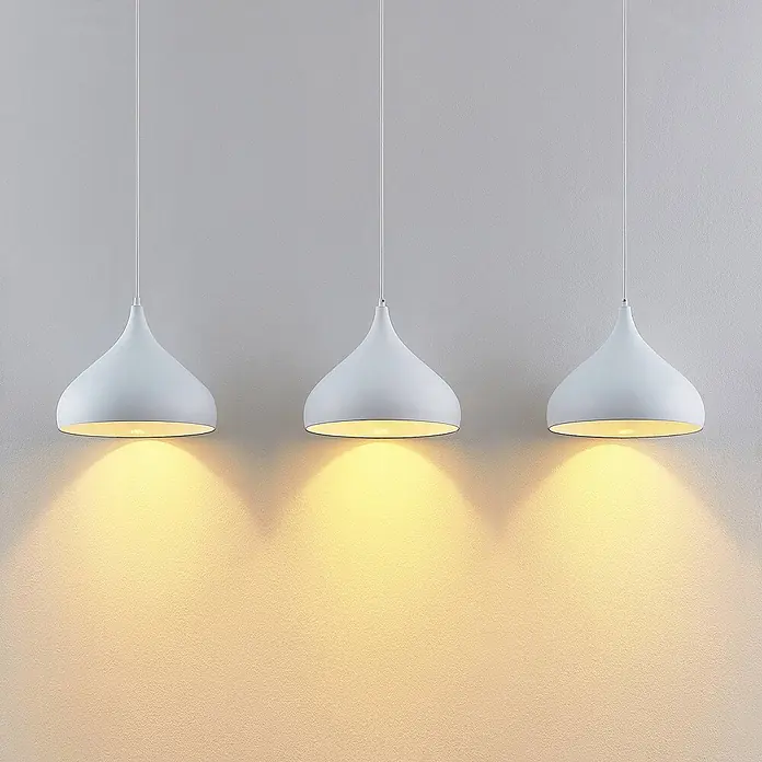 Lindby Pendelleuchte Elamira - L x B x H: 133 x 31 x 150 cm, weiß / opal, weiß matt, E27 - Drei weiße Pendelleuchten im modernen Design, die warmes gelbes Licht abgeben.