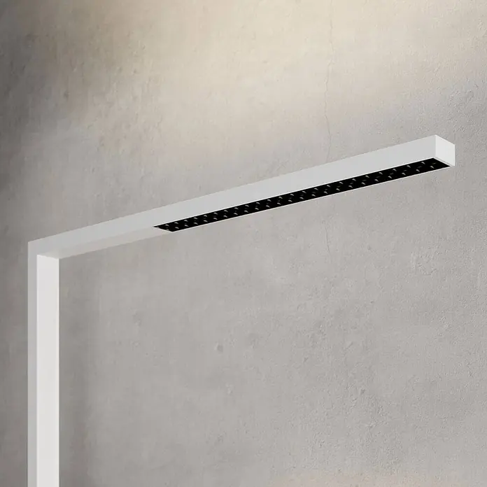 Arcchio Klemmleuchte Jolinda - Farbe Gehäuse: weiß / opal - Weiße lineare LED-Wandleuchte mit schwarzen integrierten Lichtern, die die Wand nach oben beleuchten.