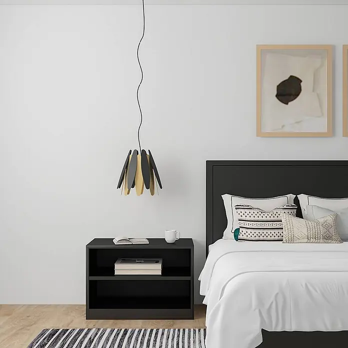 Lucande Pendelleuchte Lounit - schwarz, Schwarz, gold, E27 - Schwarzer Nachttisch mit Regalböden neben einem Bett, unter einer modernen Pendelleuchte mit schwarzen und goldenen blattförmigen Schirmen.