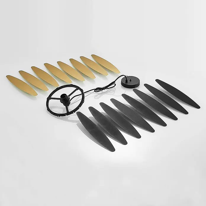 Lucande Pendelleuchte Lounit - schwarz, Schwarz, gold, E27 - Demontierte Pendelleuchtenkomponenten: goldene und schwarze längliche Blätter, schwarzer runder Rahmen und schwarze Deckenrosette mit Kabel.