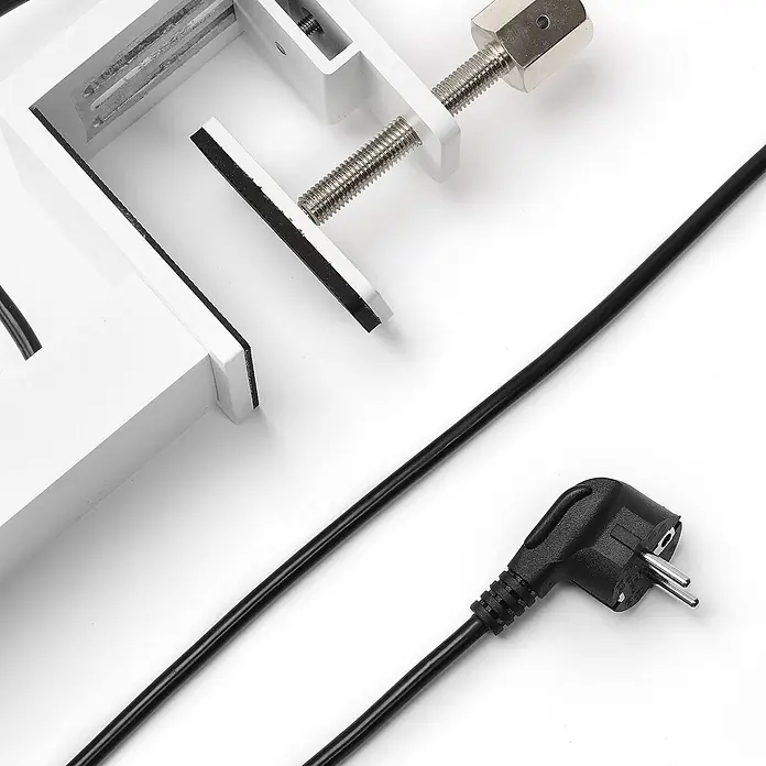 Arcchio Klemmleuchte Jolinda - Farbe Gehäuse: weiß / opal - Weiße Tischklemme mit Metallschrauben und schwarzem Netzkabel mit gewinkeltem Eurostecker.