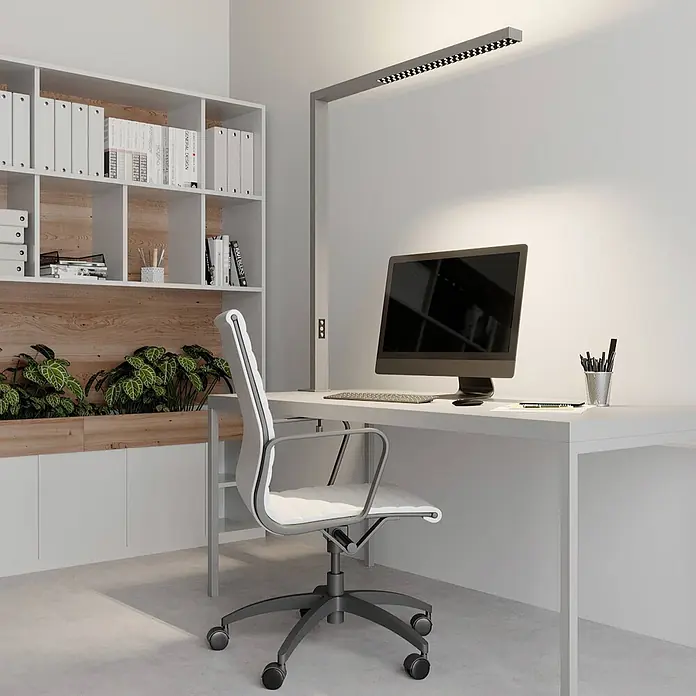 Arcchio Klemmleuchte Jolinda - Farbe Gehäuse: alu / grau / zink - Moderner Arbeitsbereich mit hellem Schreibtisch, ergonomischem Stuhl, Computer und einzigartiger hoher LED-Schreibtischlampe.